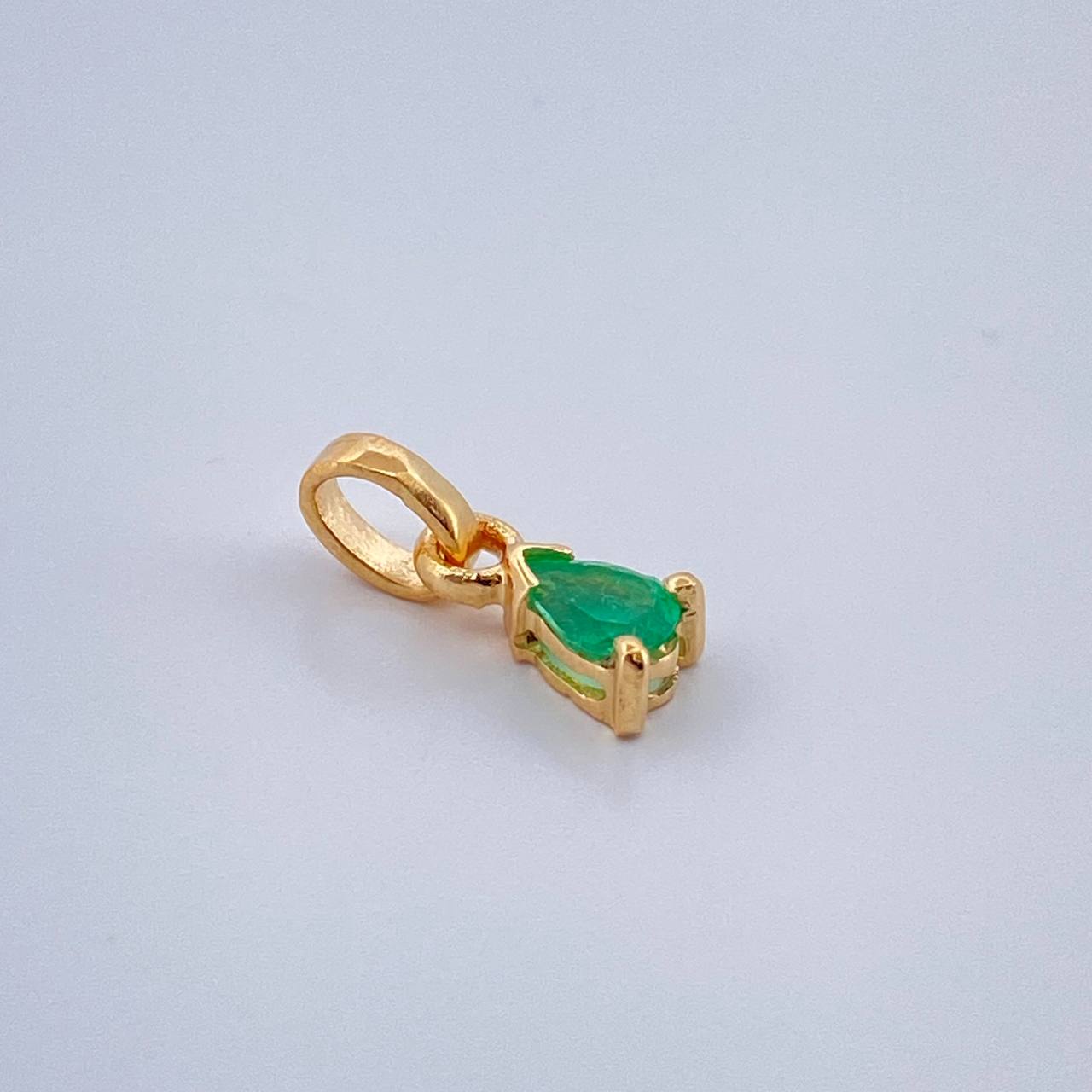 Dije Lagrima Esmeralda 0.3gr / 1/2 in / Oro Amarillo 18K %
