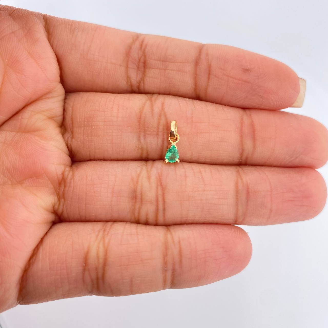 Dije Lagrima Esmeralda 0.3gr / 1/2 in / Oro Amarillo 18K %