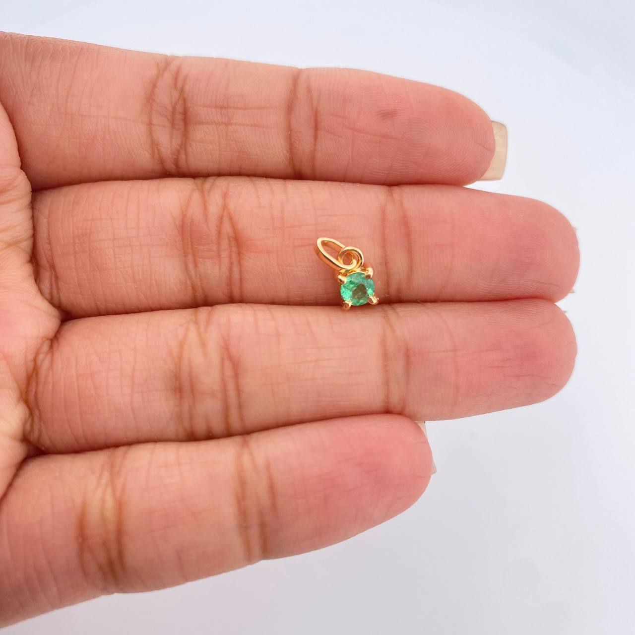 Dije Redondo Esmeralda 0.25gr / 1/2 in / Oro Amarillo 18K %