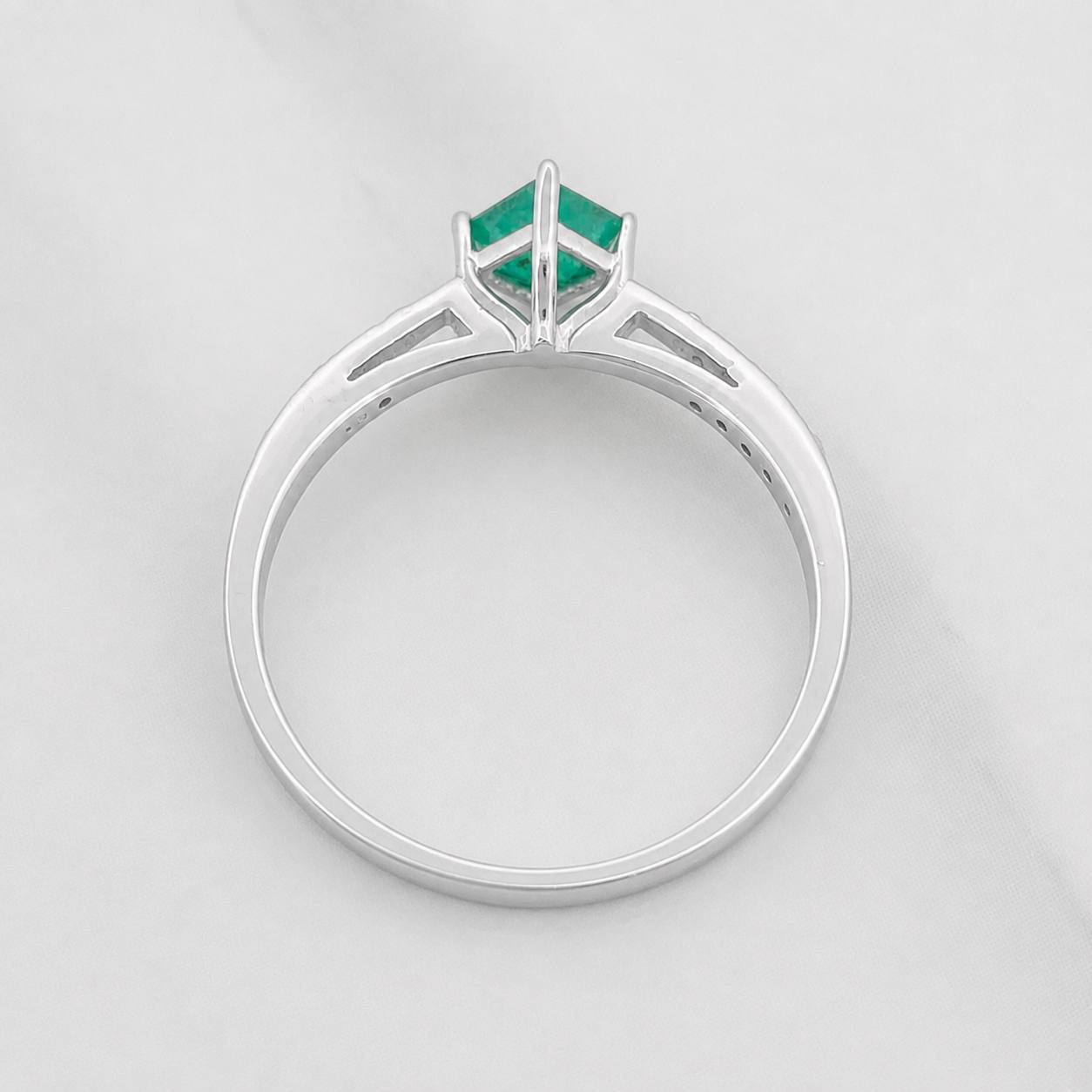 Anillo Rombo Esmeralda 32pts 1.85g / T8 Plata 925
