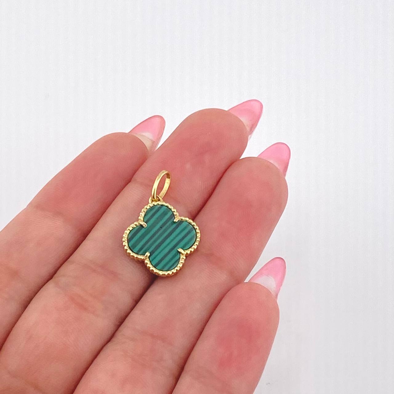 Dije Trebol Malaquita Verde 1.65gr / 1 in / Oro Amarillo Nac.Esp. 18K *