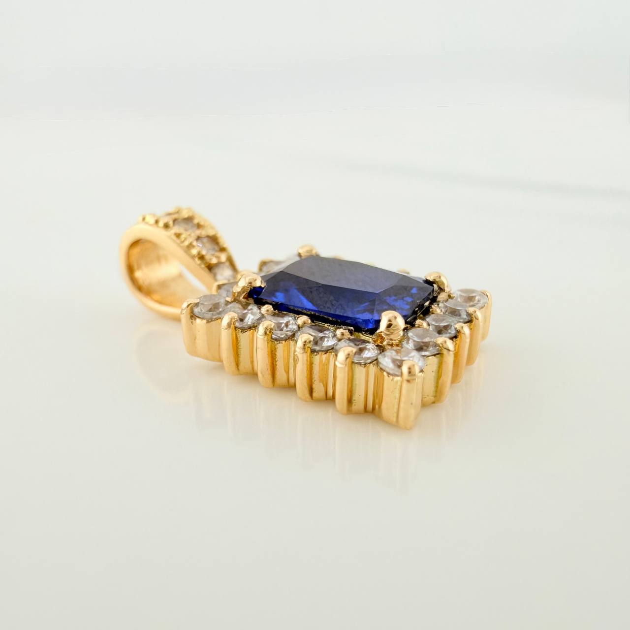 Dije Halo Cuadrado 4.25gr / 3/4 in / Oro Amarillo 18K &