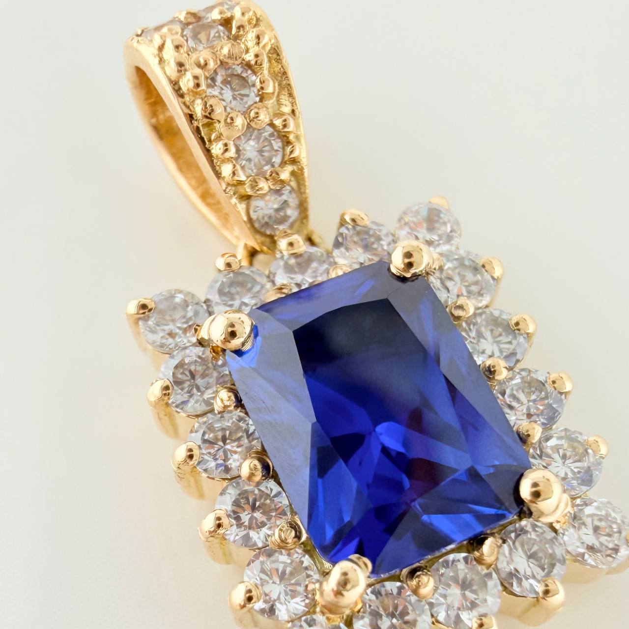 Dije Halo Cuadrado 4.25gr / 3/4 in / Oro Amarillo 18K &
