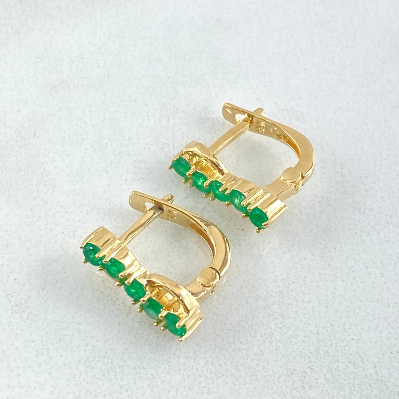 Hoop Earrings Infinite Omega Emeralds 43pts 2.35gr / 1.2cm / 18K Yellow Gold ©