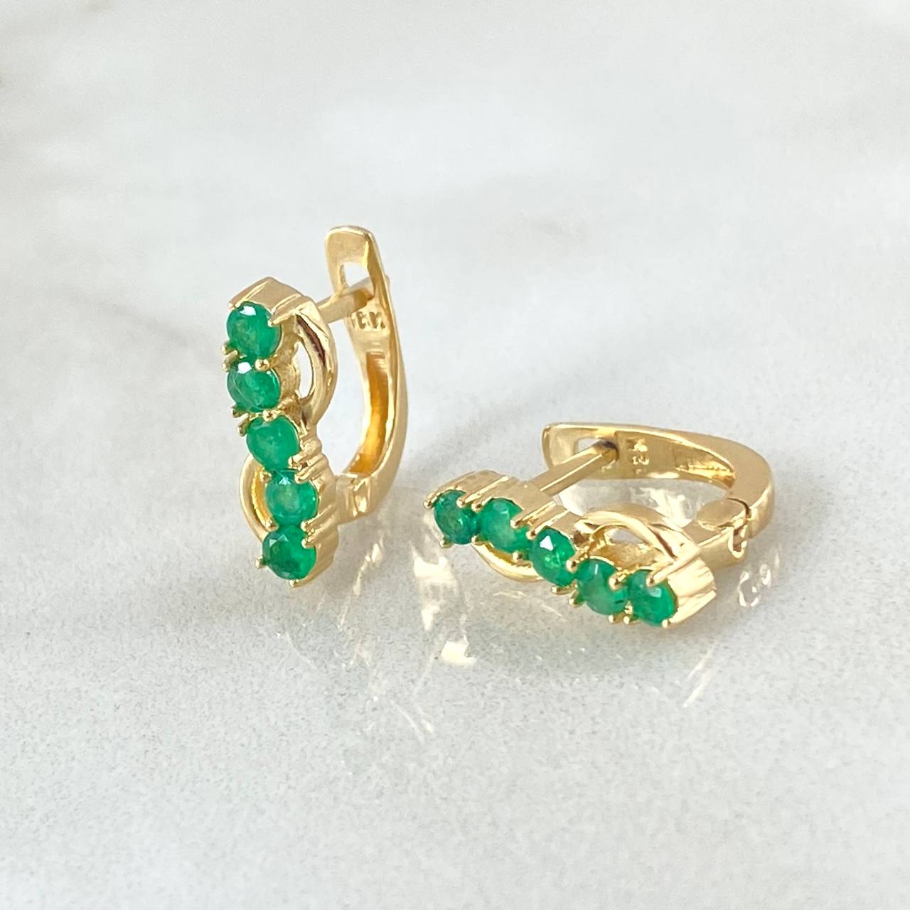 Hoop Earrings Infinite Omega Emeralds 43pts 2.35gr / 1.2cm / 18K Yellow Gold ©