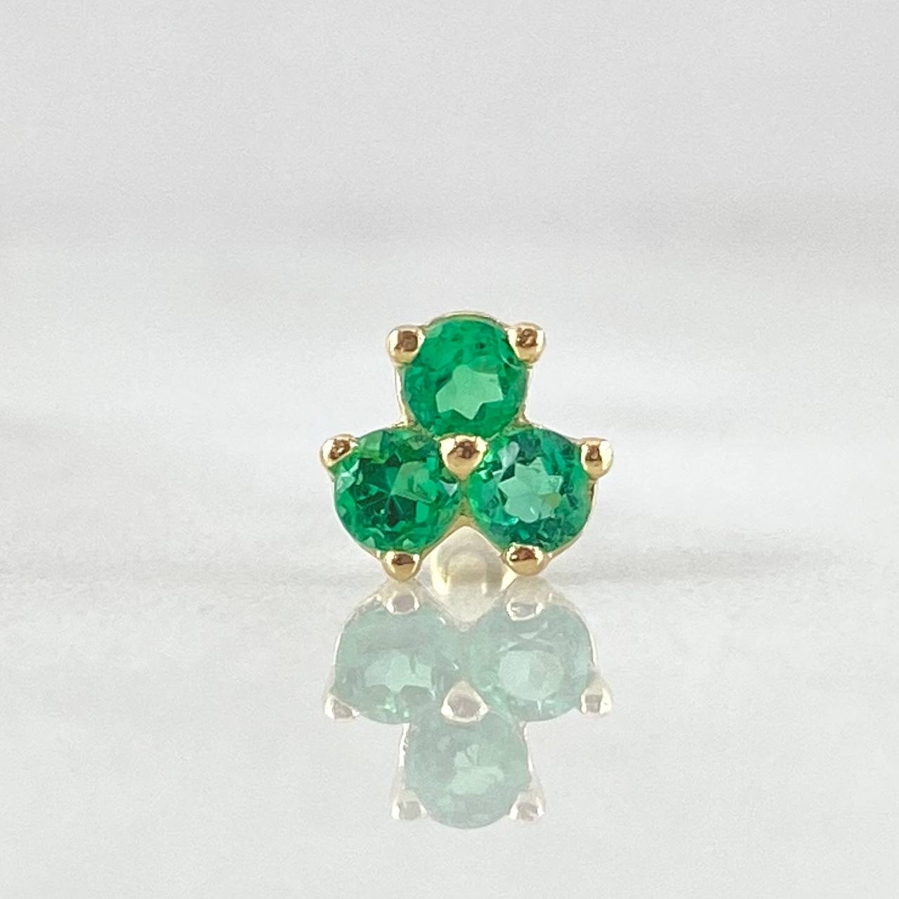 Clover Piercing Emeralds 24pts 0.6gr / 1.3cm / 18K Yellow Gold ©