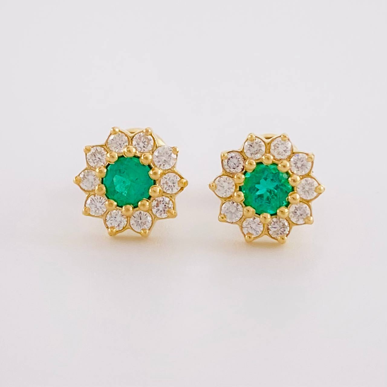 Topos Flor Tupida Esmeraldas 31pts Diamantes 30pts 1.95g / in / 8.2mm Oro Amarillo 18K