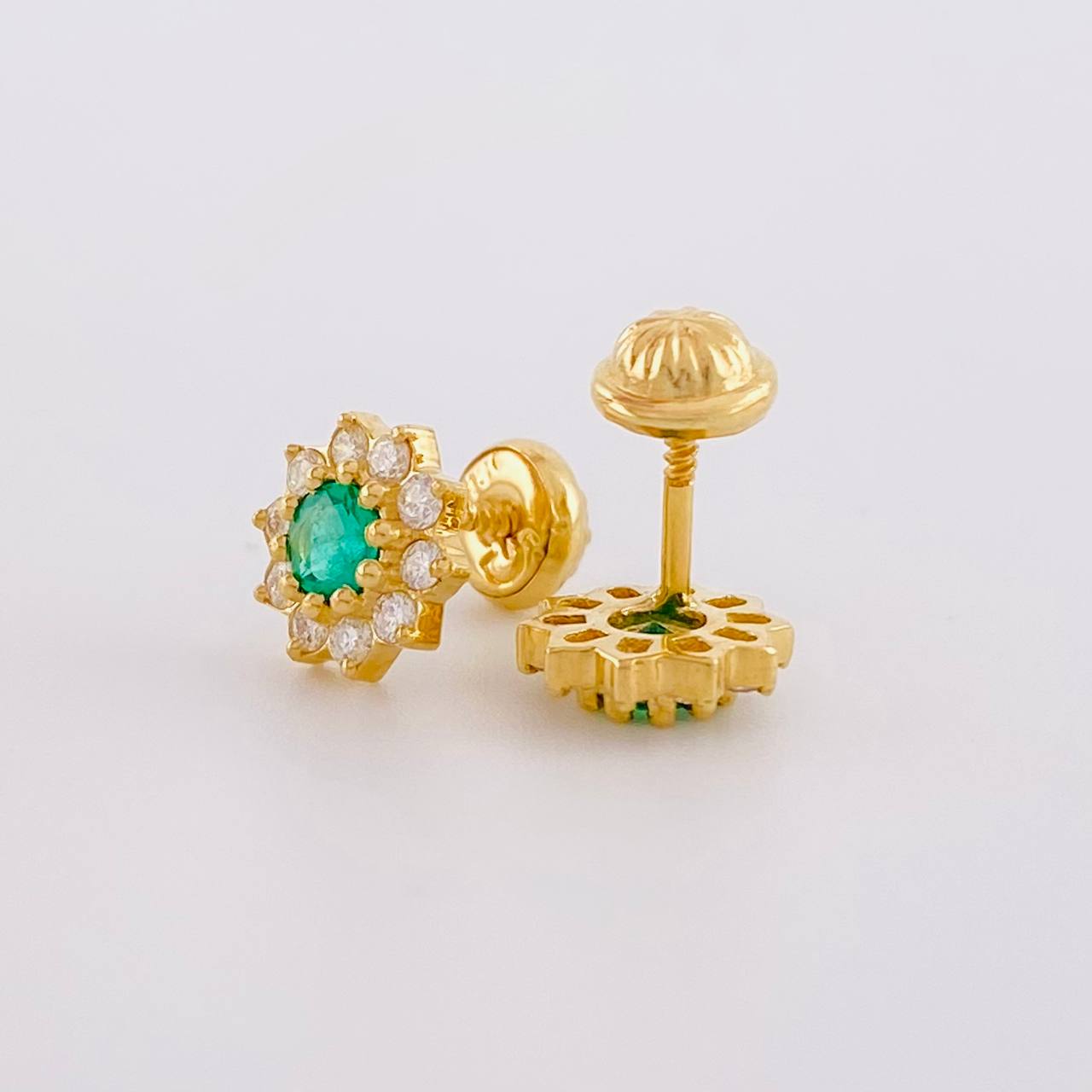 Topos Flor Tupida Esmeraldas 31pts Diamantes 30pts 1.95g / in / 8.2mm Oro Amarillo 18K