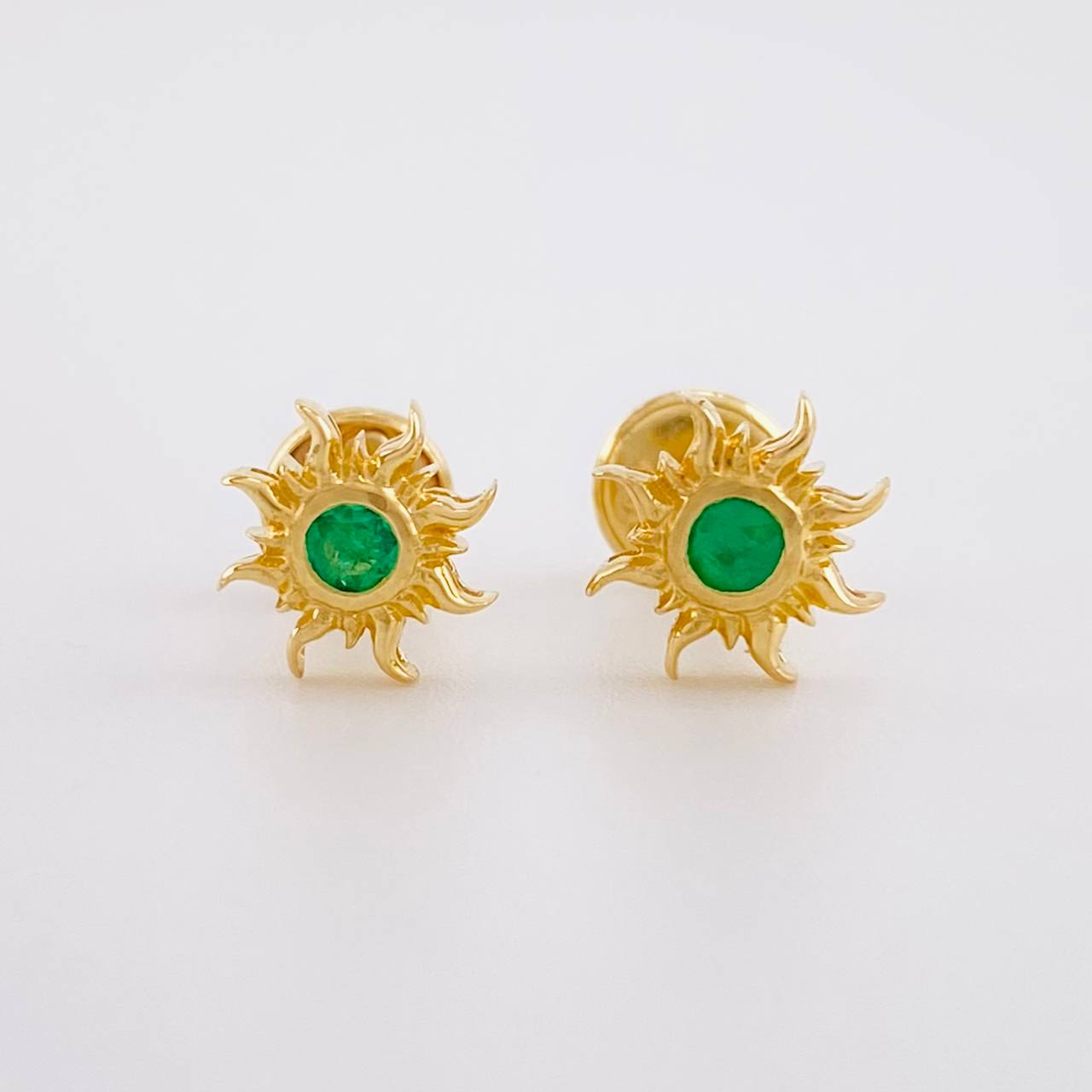 Topos Sol Esmeralda 10pts 1.4g / in / 7.4mm Oro Amarillo 18K