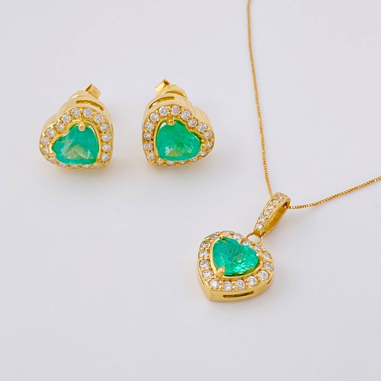 Stud Earrings Heart Chain Dense Emeralds 2.88 Qts Diamonds 79pts 7.55g / in / 11.1mm Yellow Gold 18K