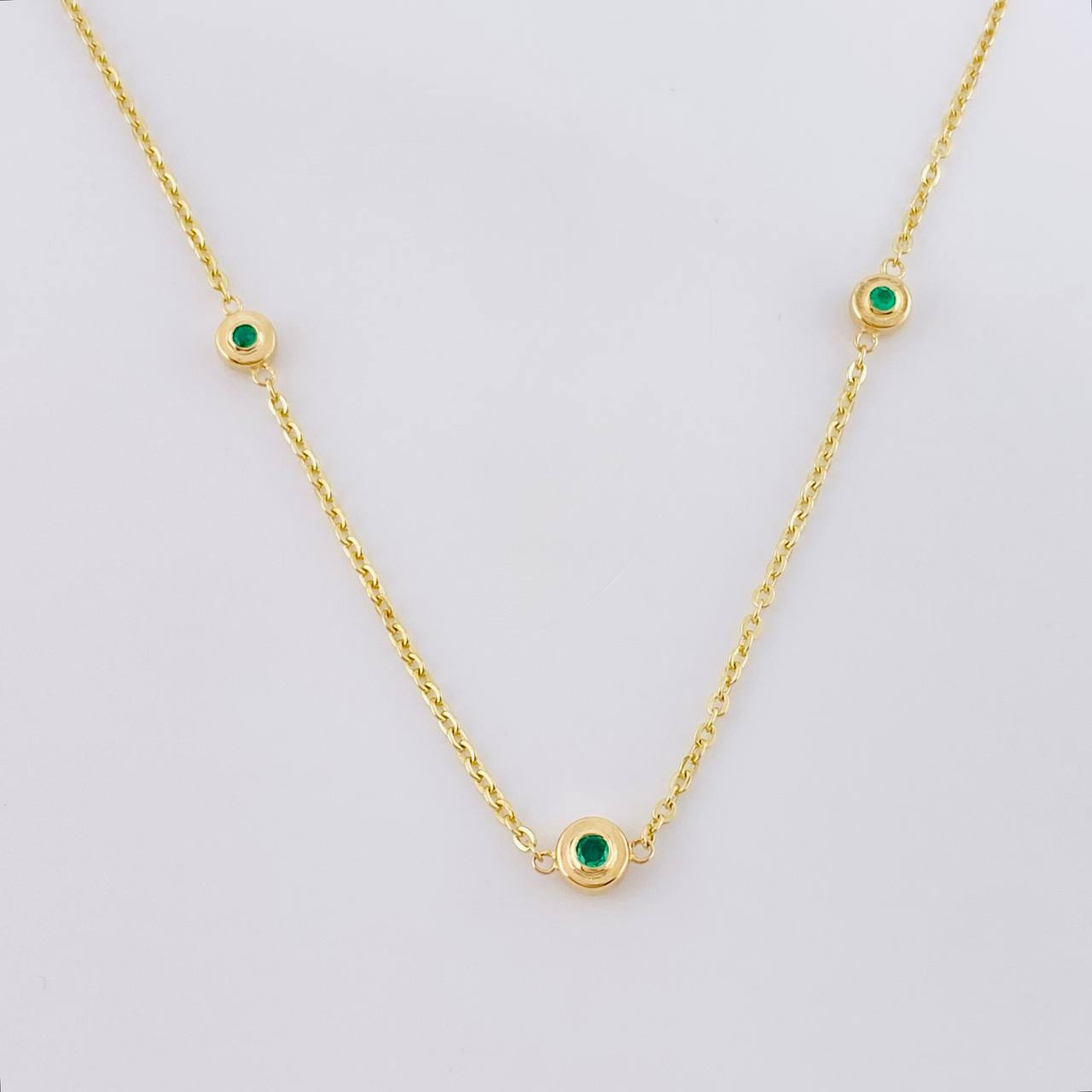 Interspersed Circles Chain Emeralds 24pts 4.2g / 18 in / 1.5mm 18K Yellow Gold