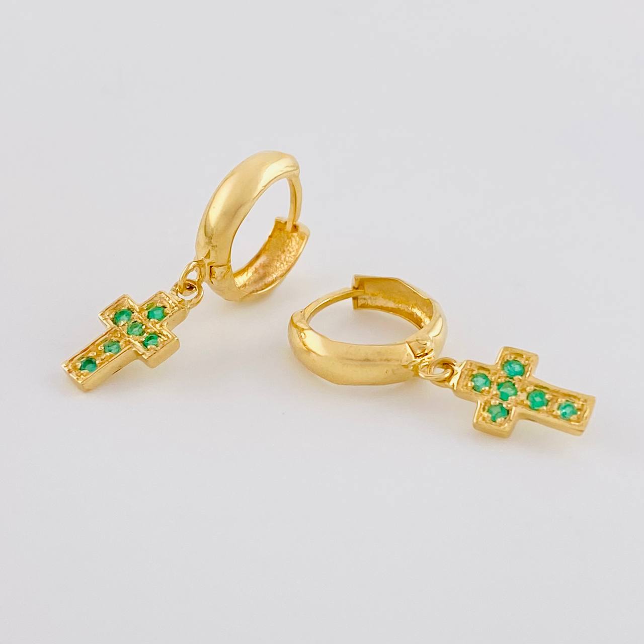 Candongas Cruz Tupida Esmeraldas 10pts 1.8g / 1/2 in Oro Amarillo 18K