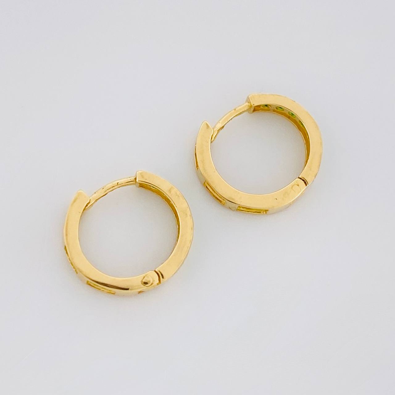 Candongas Carril Tupido Esmeraldas 11pts 1.4g / 1/2 in Oro Amarillo 18K