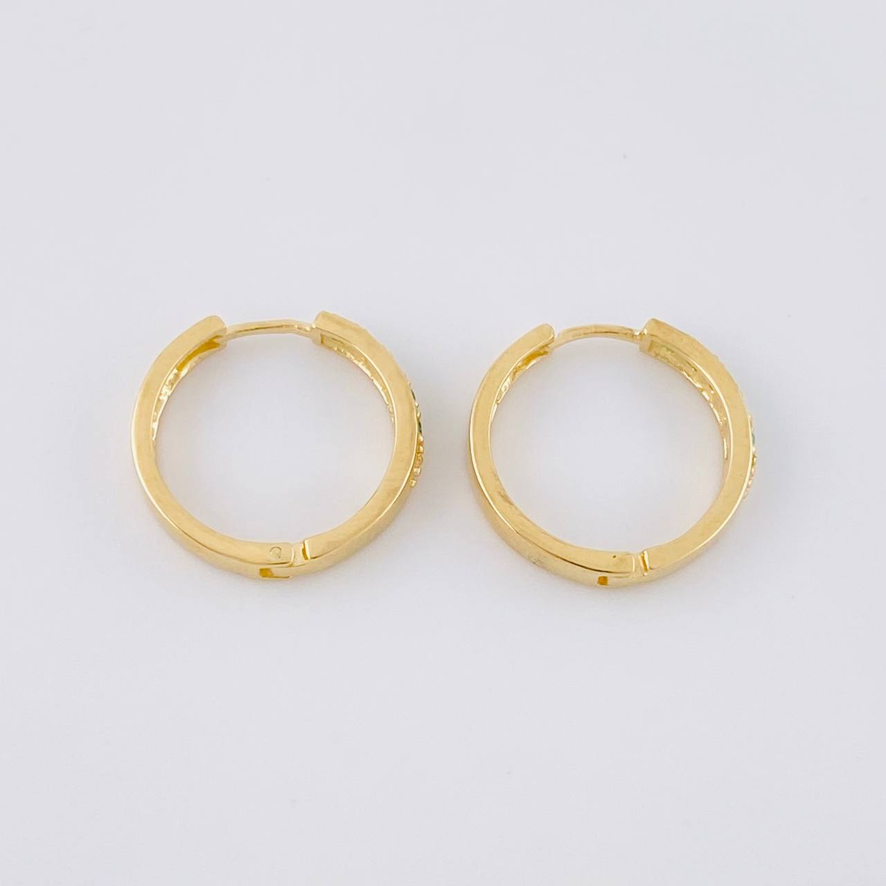 Candongas Medio Carril Esmeraldas 10pts 2.85g / 1/2 in Oro Amarillo 18K