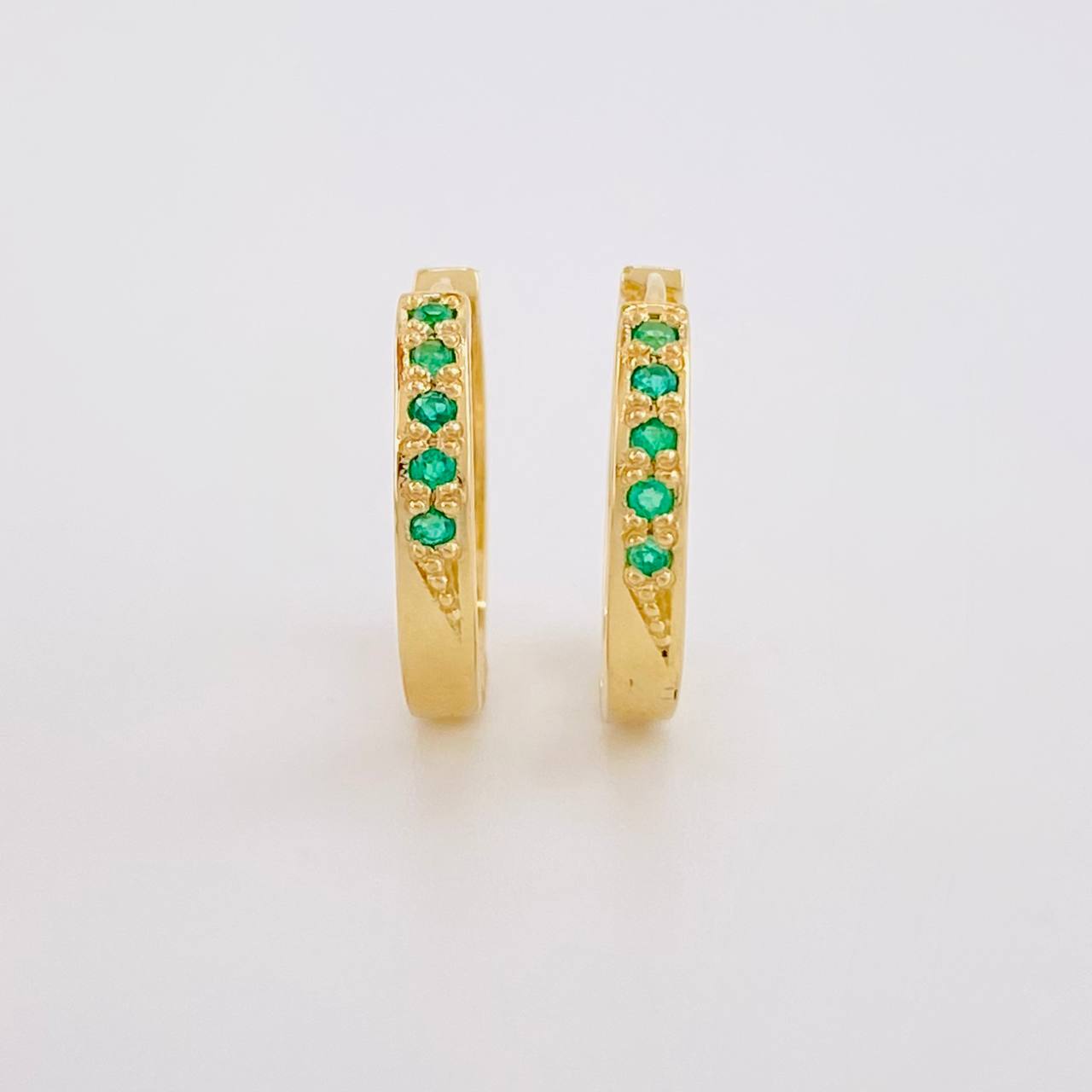 Candongas Medio Carril Esmeraldas 10pts 2.85g / 1/2 in Oro Amarillo 18K