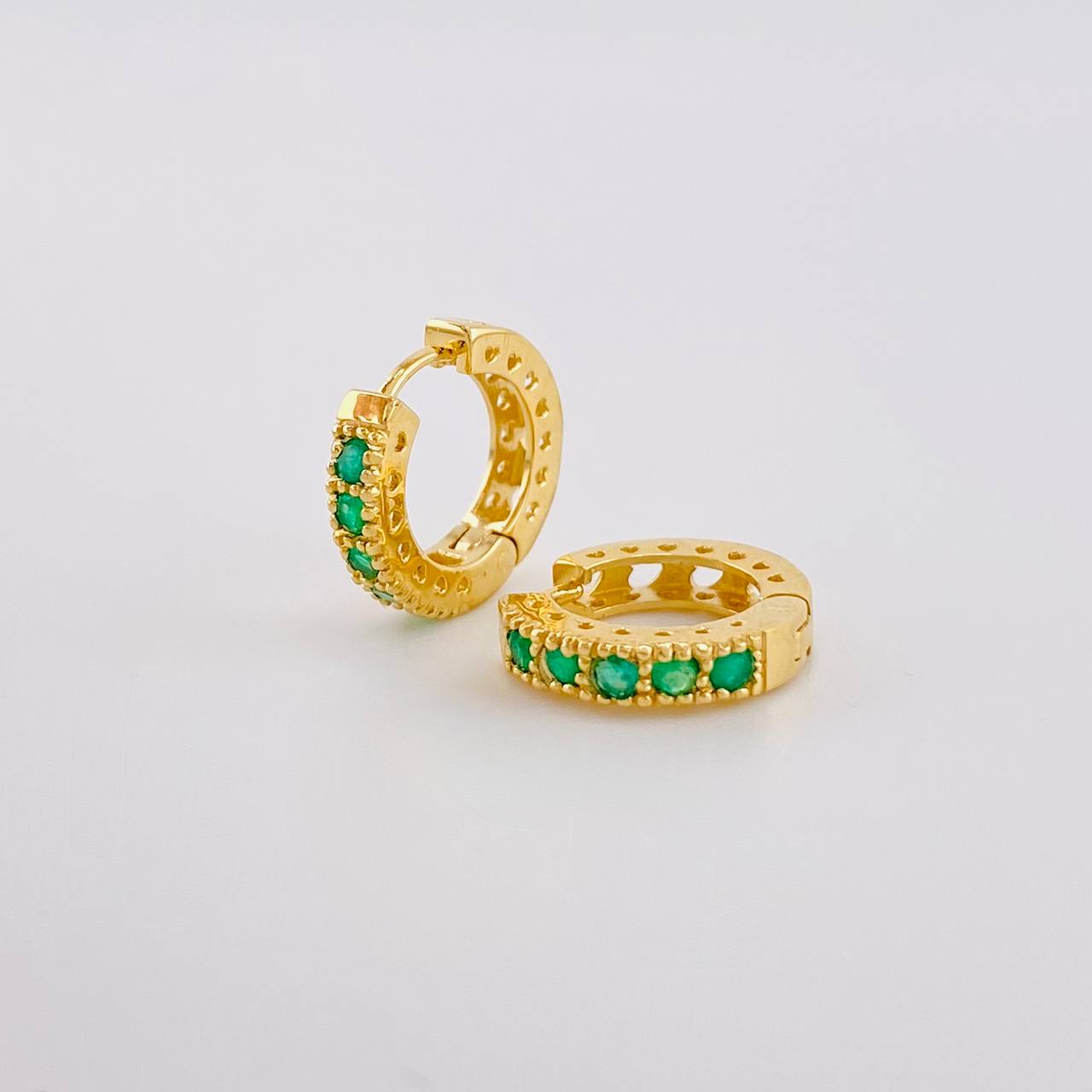Hoop Earrings with Heart Track Emeralds 25pts 3.7g / 1/2 in 18K Yellow Gold