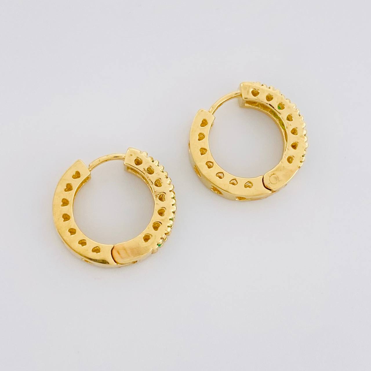 Hoop Earrings with Heart Track Emeralds 25pts 3.7g / 1/2 in 18K Yellow Gold