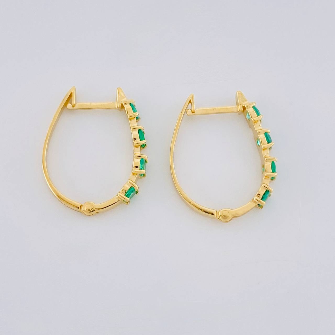Hoop Earrings Huggy Emeralds 37pts 1.8g / 3/4 in Yellow Gold 18K