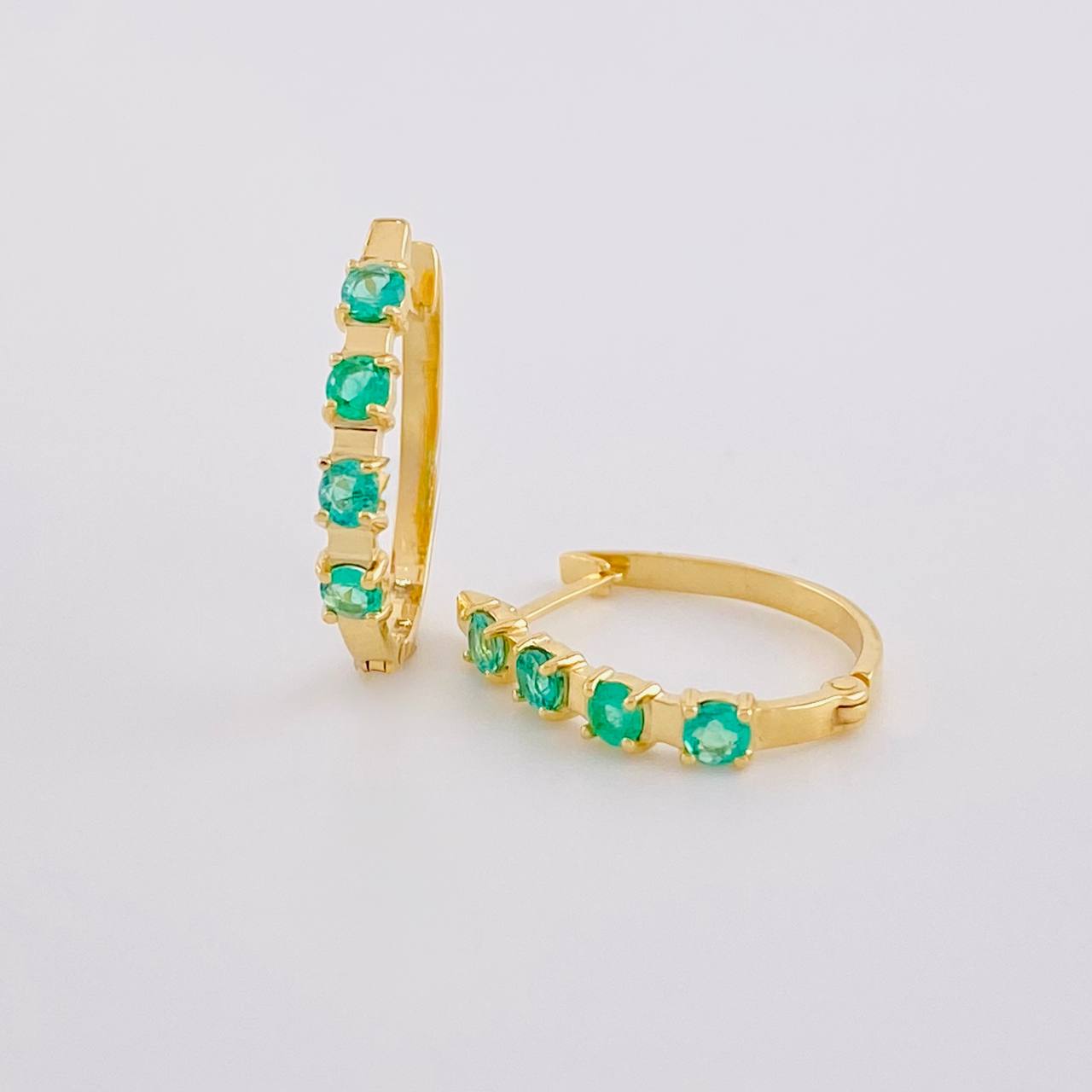 Hoop Earrings Huggy Emeralds 37pts 1.8g / 3/4 in Yellow Gold 18K