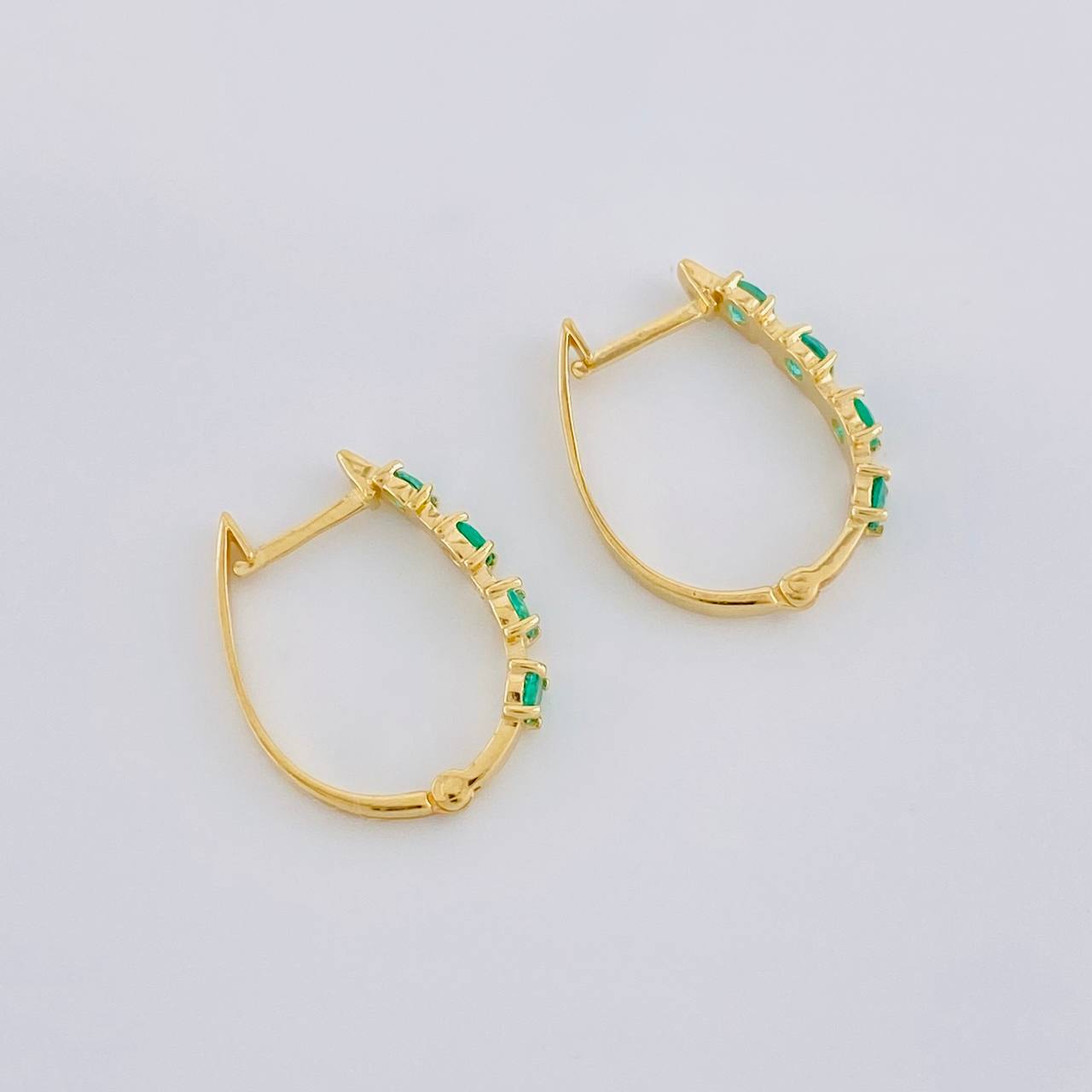Hoop Earrings Huggy Emeralds 37pts 1.8g / 3/4 in Yellow Gold 18K
