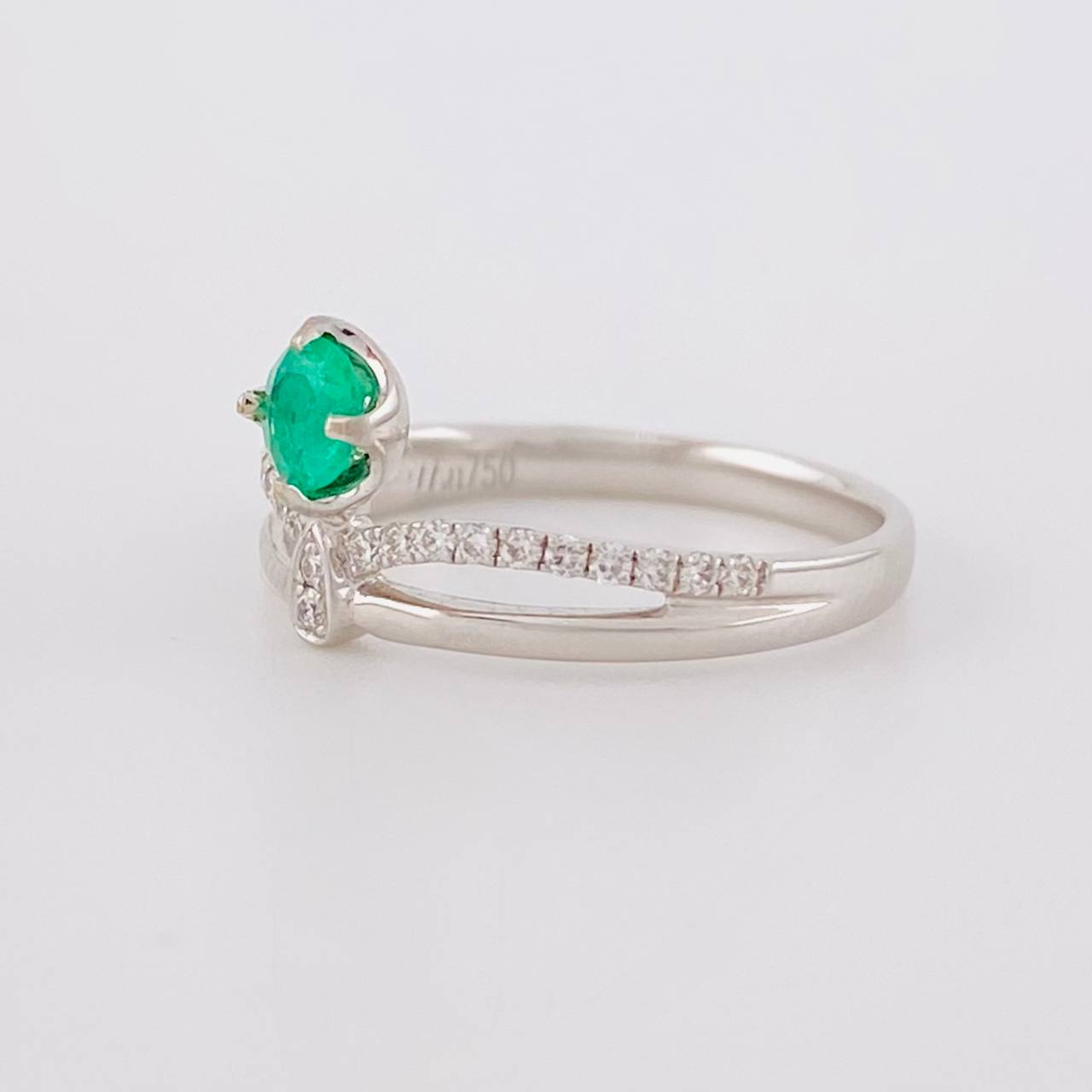 Anillo Corona Entrelazada Diamantes 2pts Esmeralda 21pts 2.35g / T5 1/2 Oro Blanco 18K