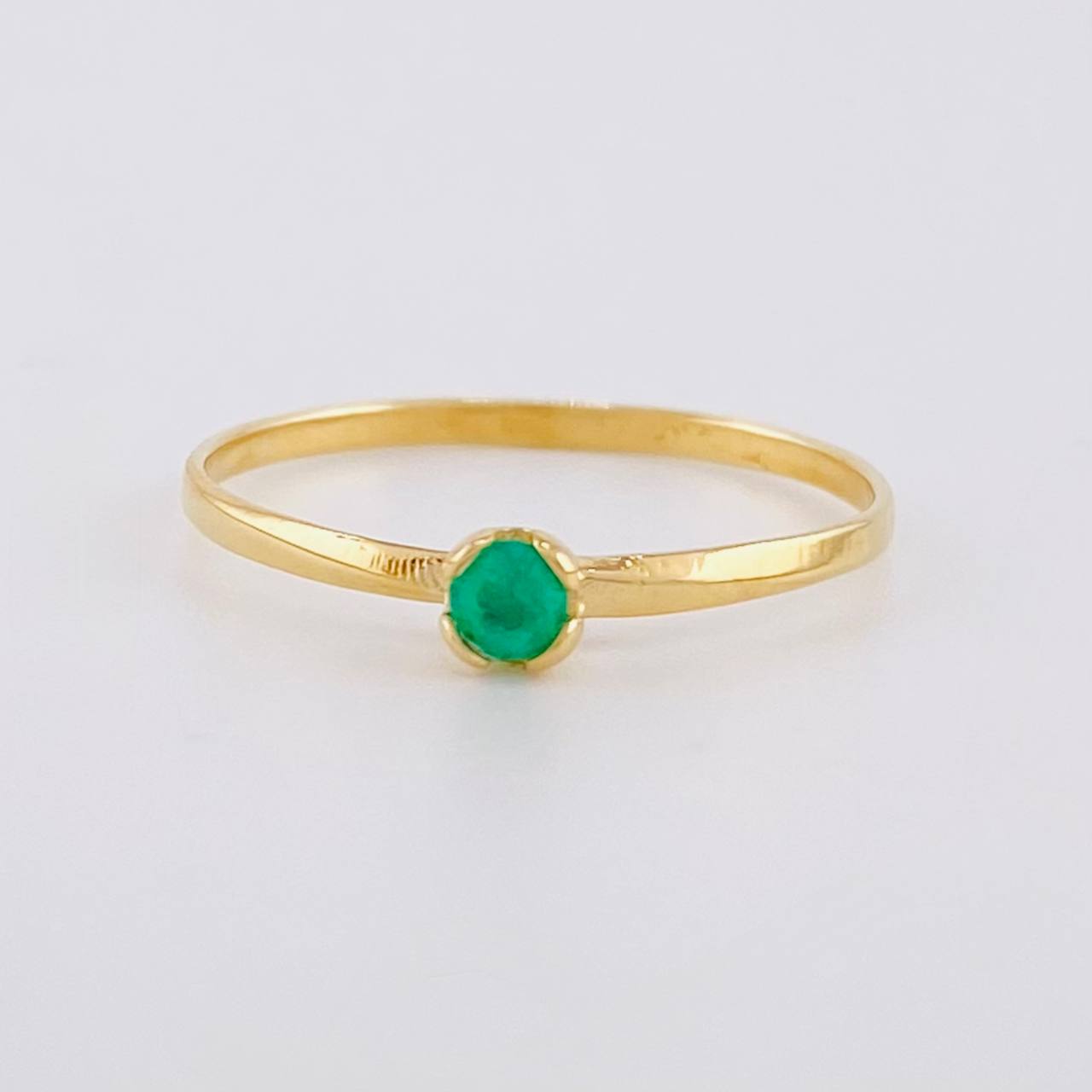 Anillo Solitario Abrazado Esmeralda 11pts 1.05g / T6 3/4 Oro Amarillo 18K
