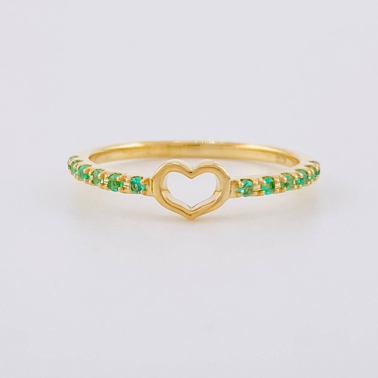 Anillo Carril Centro Corazón Esmeraldas 12pts 1.5g / T6 Oro Amarillo 18K