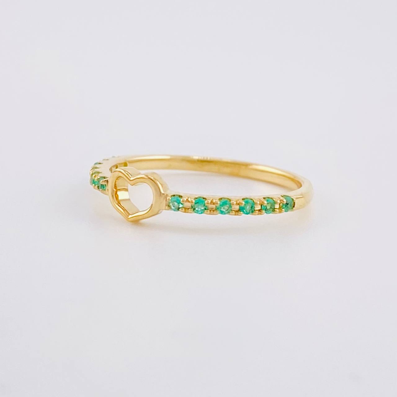 Anillo Carril Centro Corazón Esmeraldas 12pts 1.5g / T6 Oro Amarillo 18K