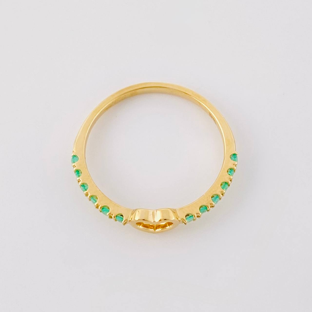 Anillo Carril Centro Corazón Esmeraldas 12pts 1.5g / T6 Oro Amarillo 18K