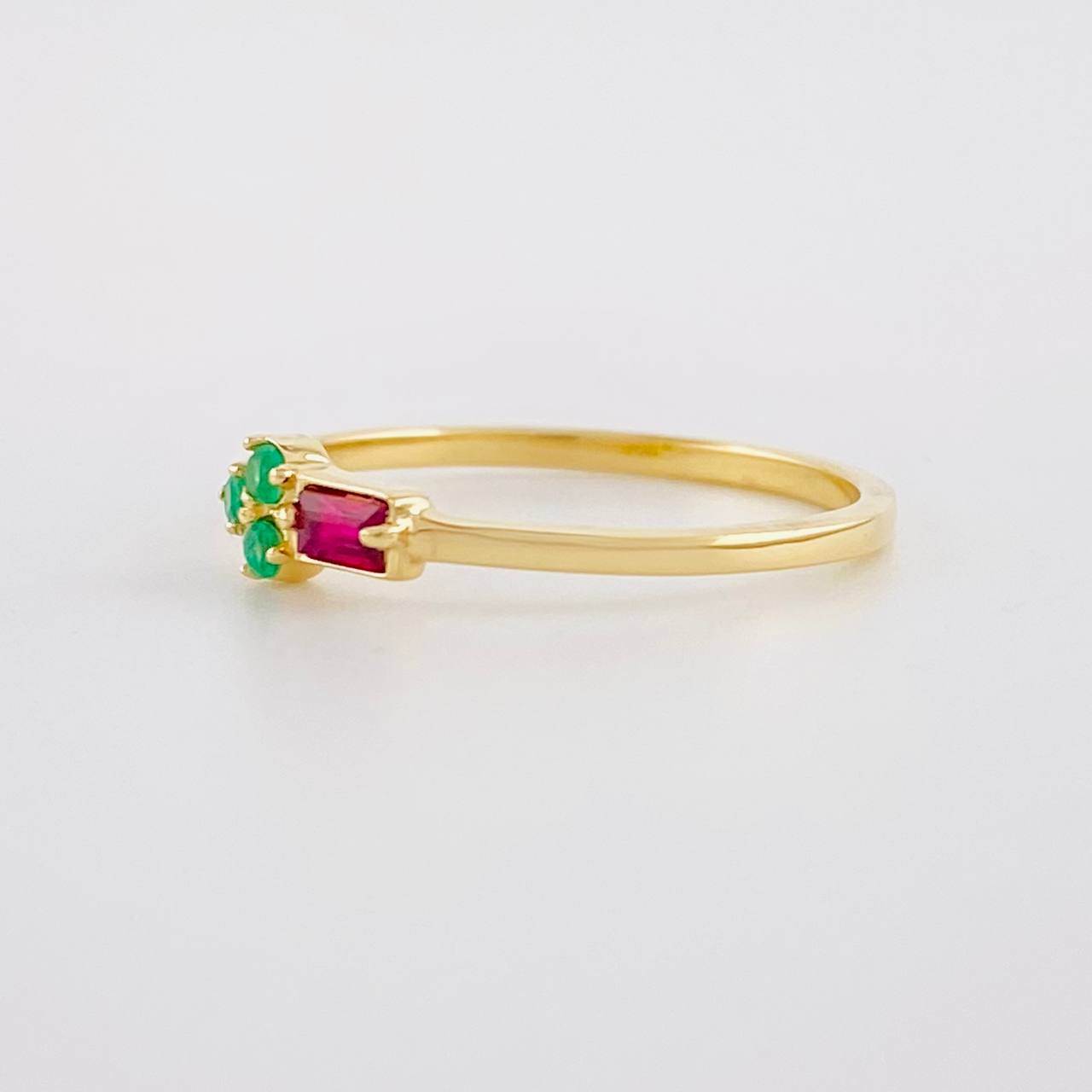 Anillo Flor Rectangular Esmeraldas 4pts Rubí 10pts 1.45g / T7 1/4 Oro Amarillo 18K