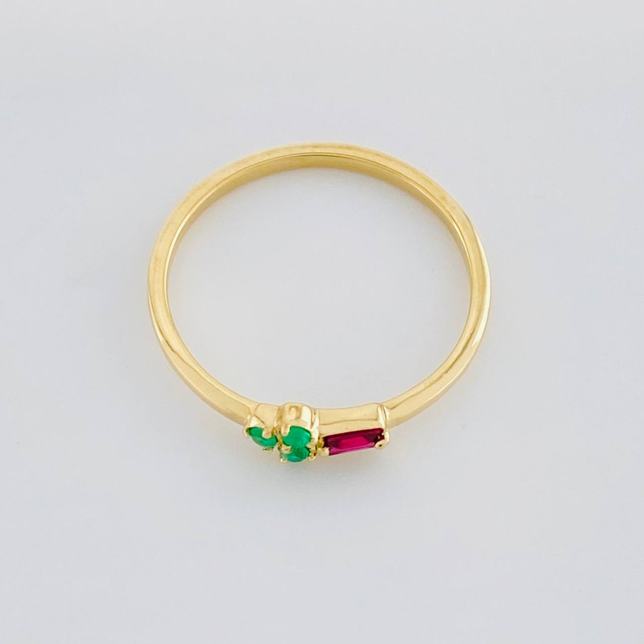 Anillo Flor Rectangular Esmeraldas 4pts Rubí 8pts 1.45g / T6 1/4 Oro Amarillo 18K