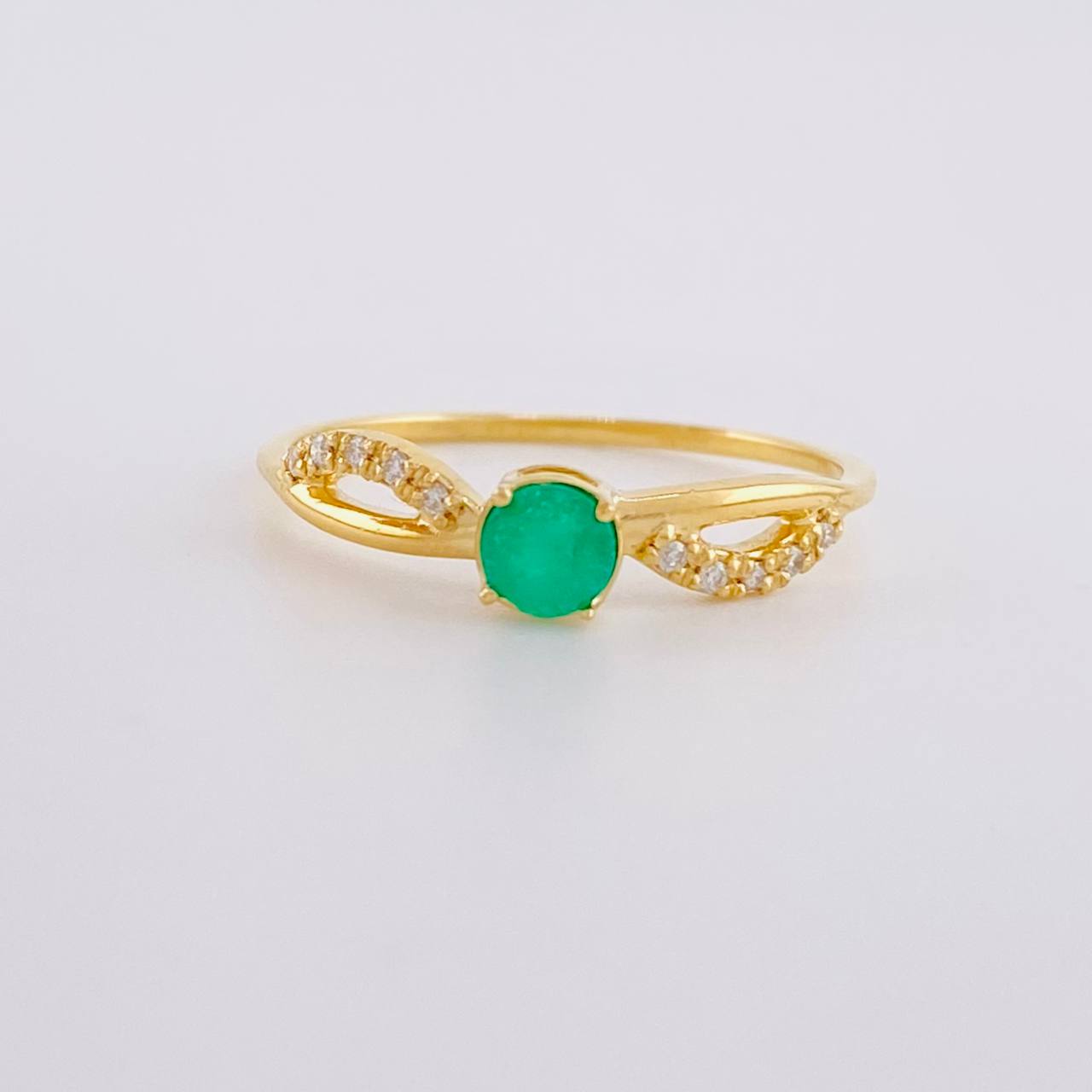 Anillo Solitario Entrelazado Esmeralda 19pts Rubíes 5pts 1.8g / T6 1/4 Oro Amarillo 18K