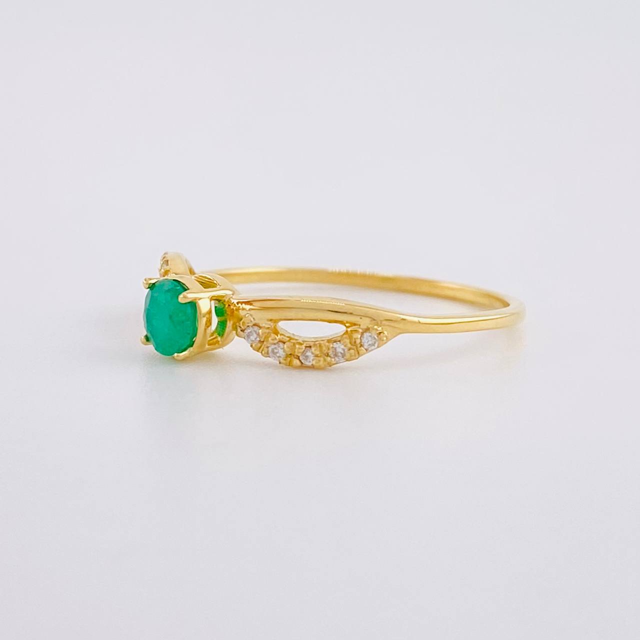 Anillo Solitario Entrelazado Esmeralda 24pts Diamantes 5pts 1.75g / T8 1/4 Oro Amarillo 18K
