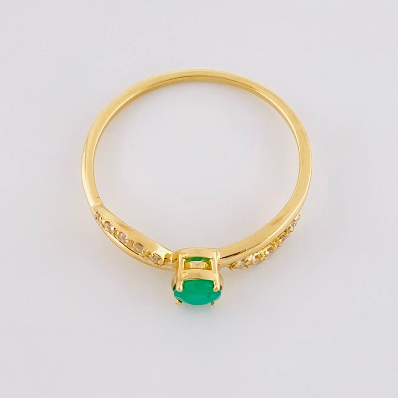 Anillo Solitario Entrelazado Esmeralda 19pts Rubíes 5pts 1.8g / T6 1/4 Oro Amarillo 18K