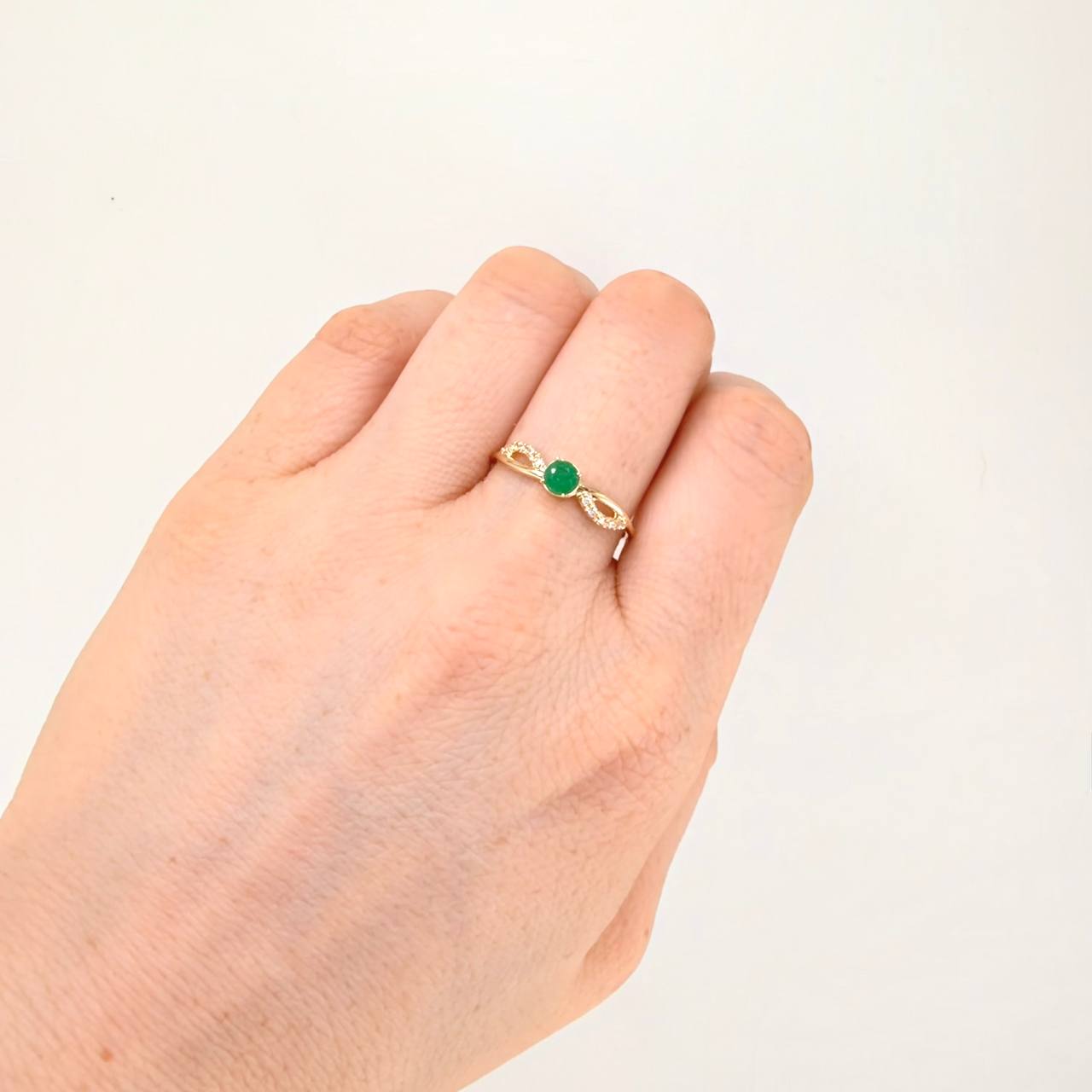 Anillo Solitario Entrelazado Esmeralda 19pts Rubíes 5pts 1.8g / T6 1/4 Oro Amarillo 18K