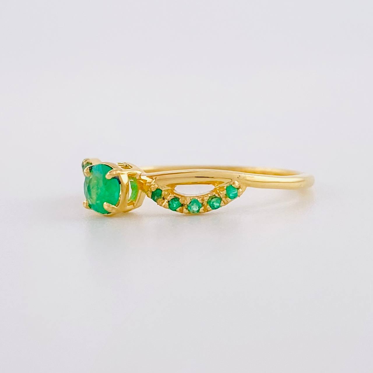 Intertwined Solitaire Ring with Emeralds 27pts 1.9g / T7 1/4 18K Yellow Gold
