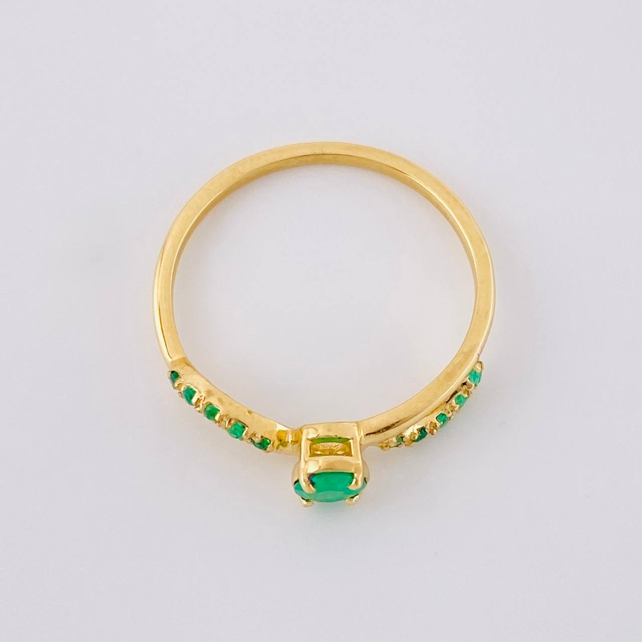 Intertwined Solitaire Ring with Emeralds 27pts 1.9g / T7 1/4 18K Yellow Gold