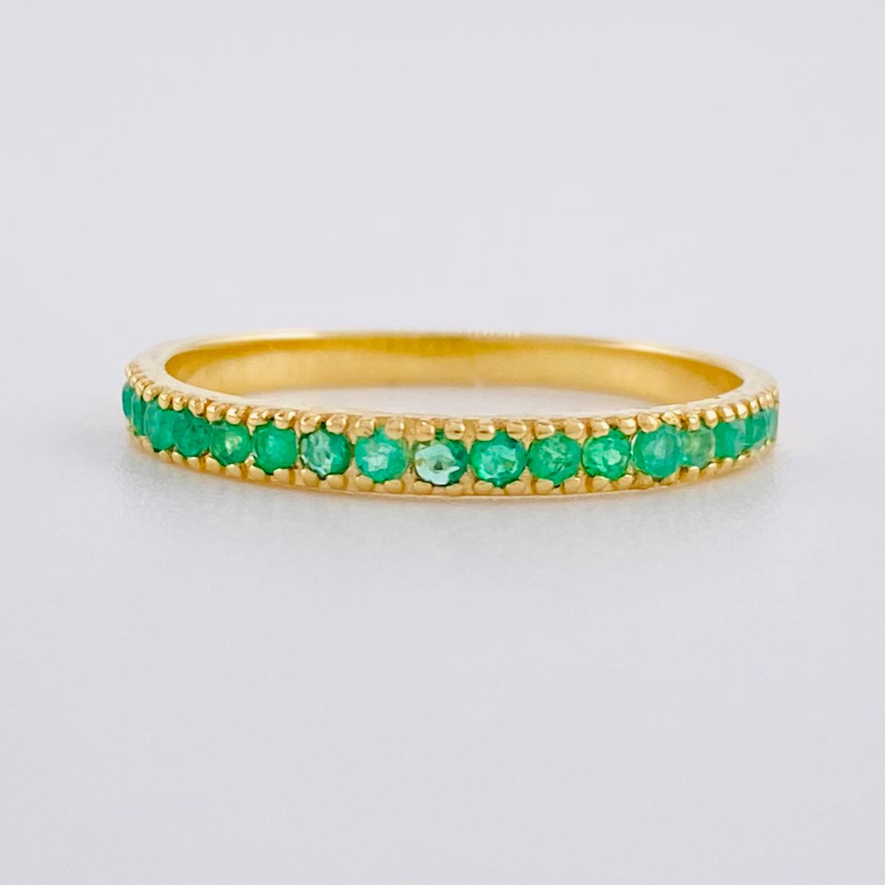 Anillo Carril Tupido Esmeraldas 17pts 1.3g / T4 3/4 Oro Amarillo 18K