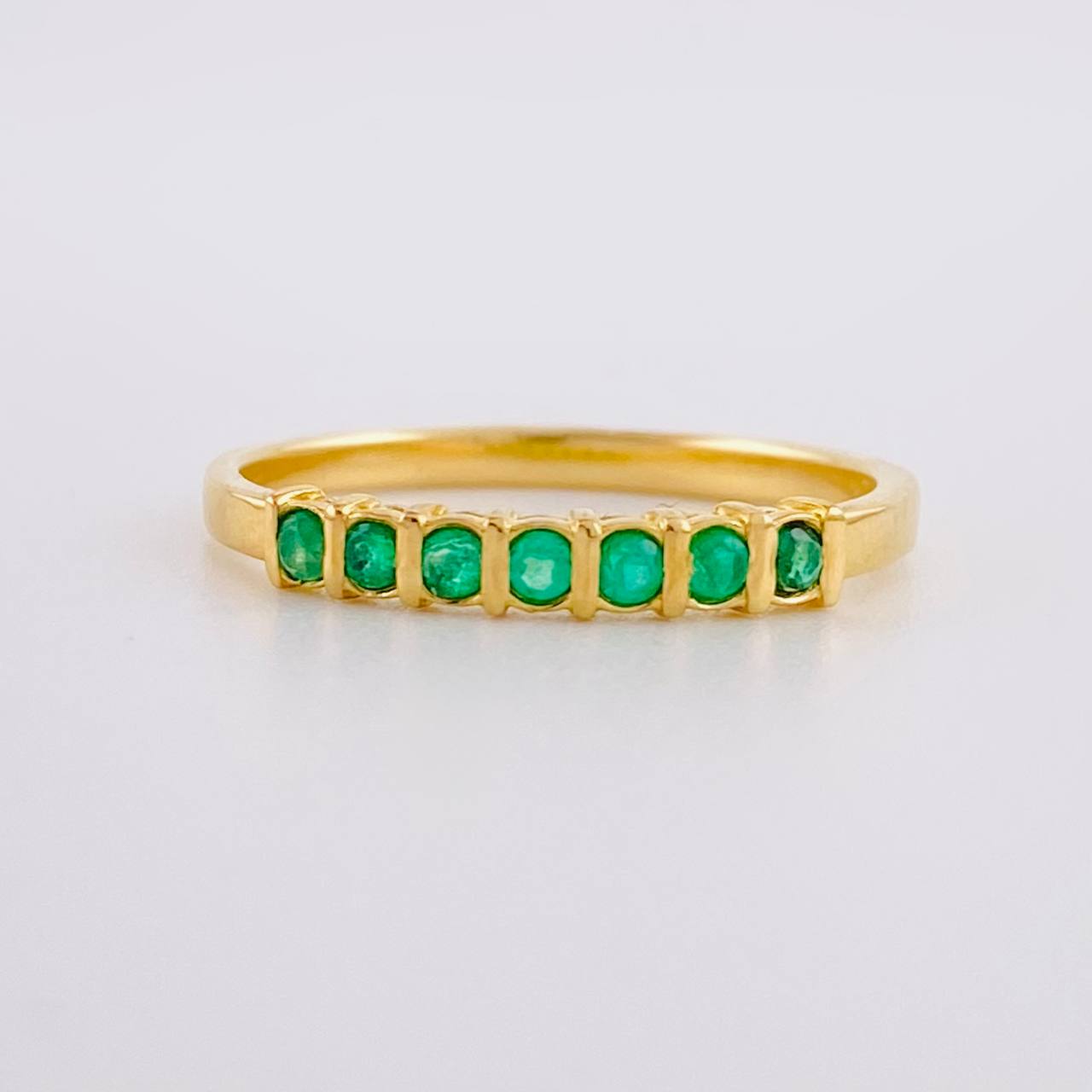 Anillo Hiedra Esmeraldas 18pts 2.15g / T7 Oro Amarillo 18K