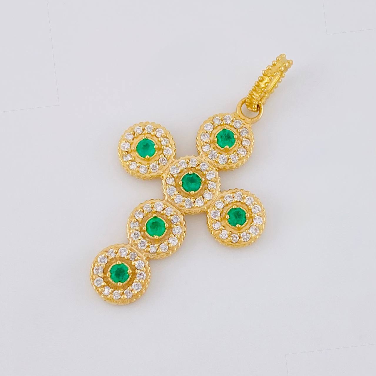 Pendant Dense Cross Emeralds 21pts Diamonds 36pts 4.05g / 1 1/4 in 18K Yellow Gold