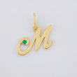 Dije Letra M Cursiva Esmeralda 2pts 1.5g / 3/4 in Oro Amarillo 18K
