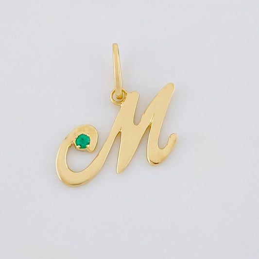 Dije Letra M Cursiva Esmeralda 2pts 1.5g / 3/4 in Oro Amarillo 18K