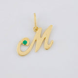 Dije Letra M Cursiva Esmeralda 2pts 1.5g / 3/4 in Oro Amarillo 18K