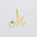 Dije Letra M Cursiva Esmeralda 2pts 1.5g / 3/4 in Oro Amarillo 18K