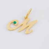 Dije Letra M Cursiva Esmeralda 2pts 1.5g / 3/4 in Oro Amarillo 18K