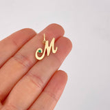 Dije Letra M Cursiva Esmeralda 2pts 1.5g / 3/4 in Oro Amarillo 18K