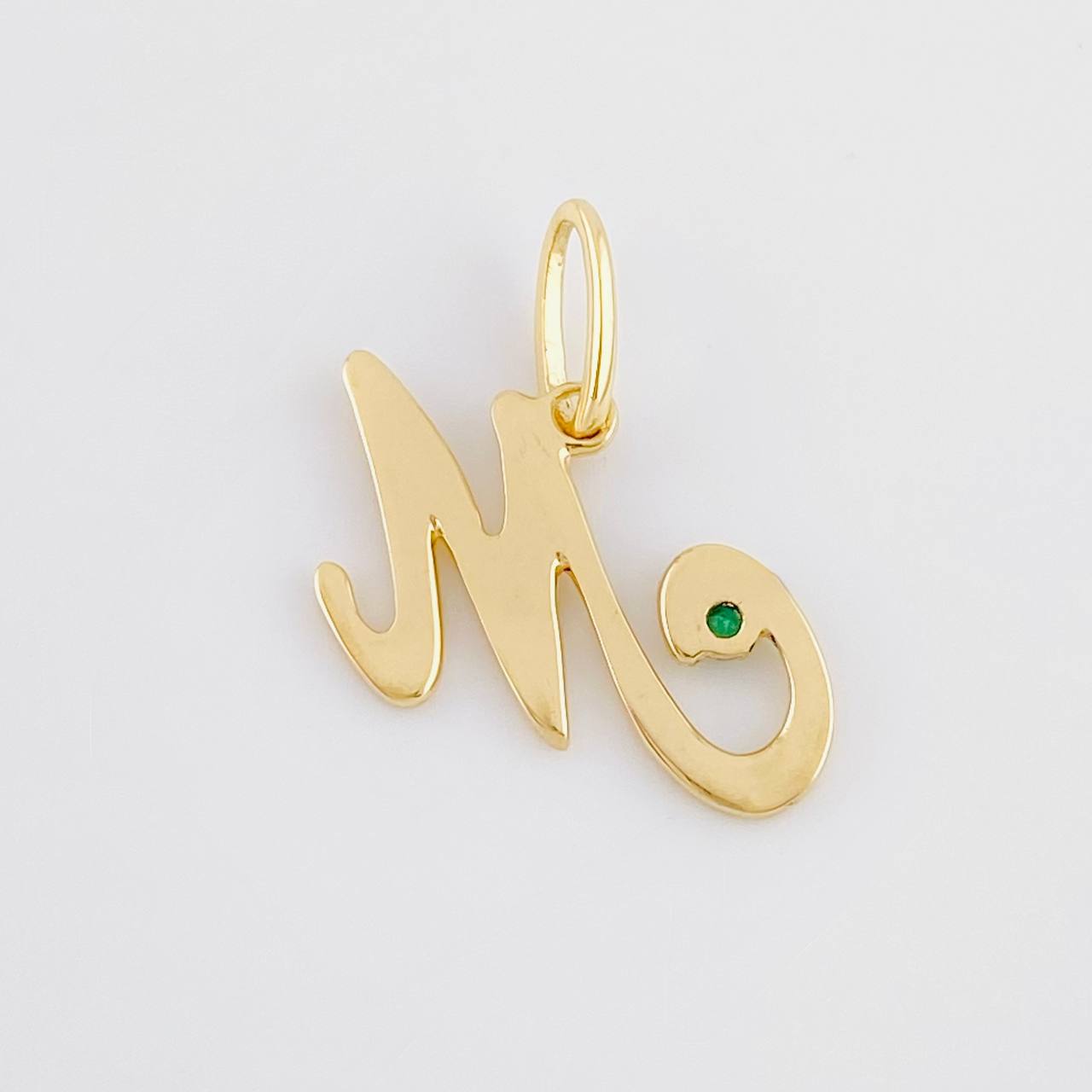 Dije Letra M Cursiva Esmeralda 2pts 1.5g / 3/4 in Oro Amarillo 18K