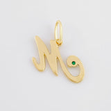 Dije Letra M Cursiva Esmeralda 2pts 1.5g / 3/4 in Oro Amarillo 18K
