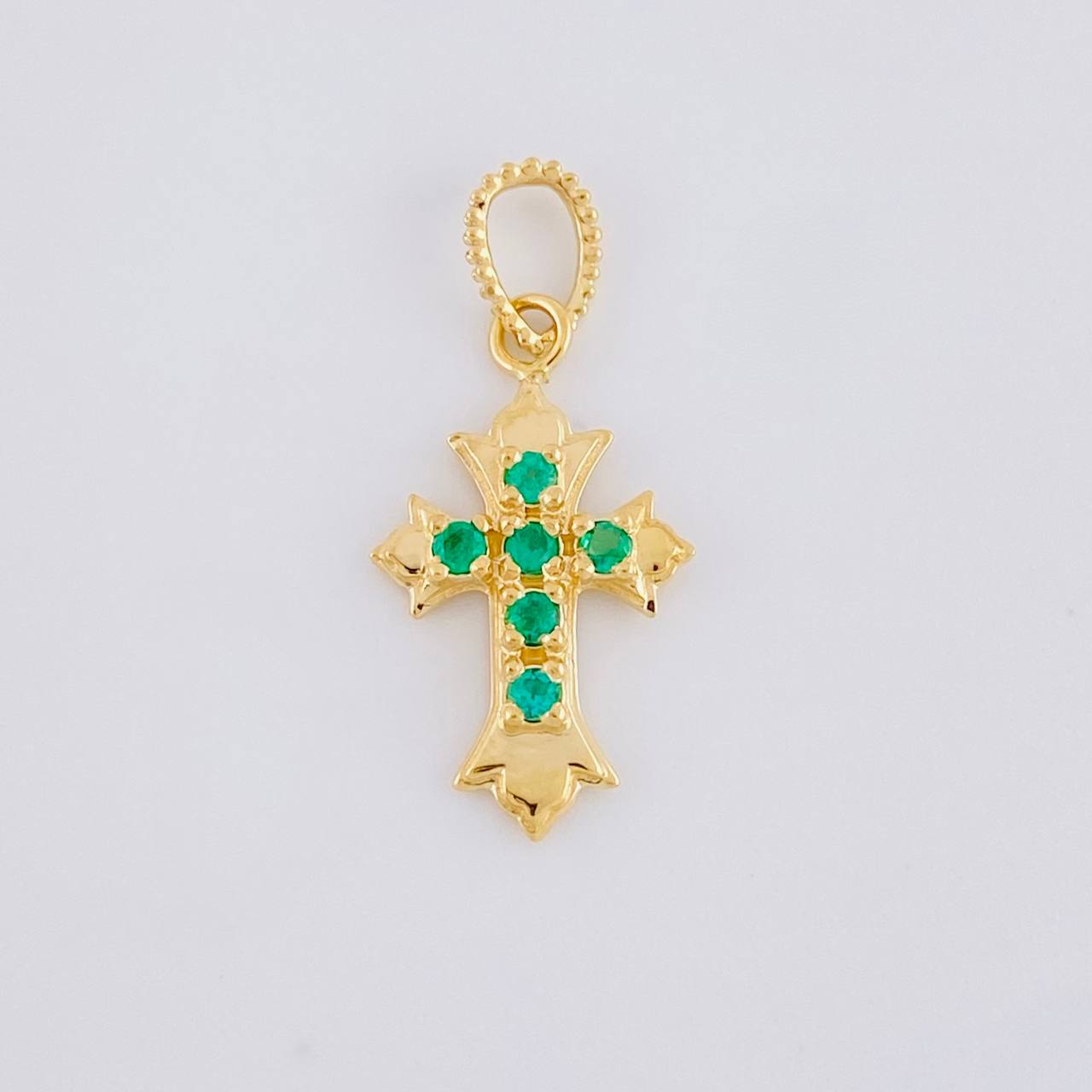 Dije Cruz Tres Puntas Esmeraldas 8pts 0.95g / 1 in Oro Amarillo 18K