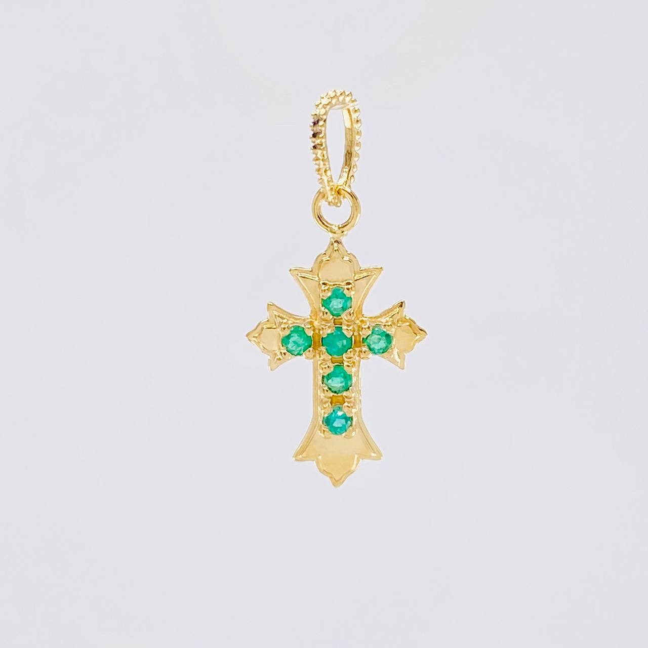 Dije Cruz Tres Puntas Esmeraldas 8pts 0.95g / 1 in Oro Amarillo 18K